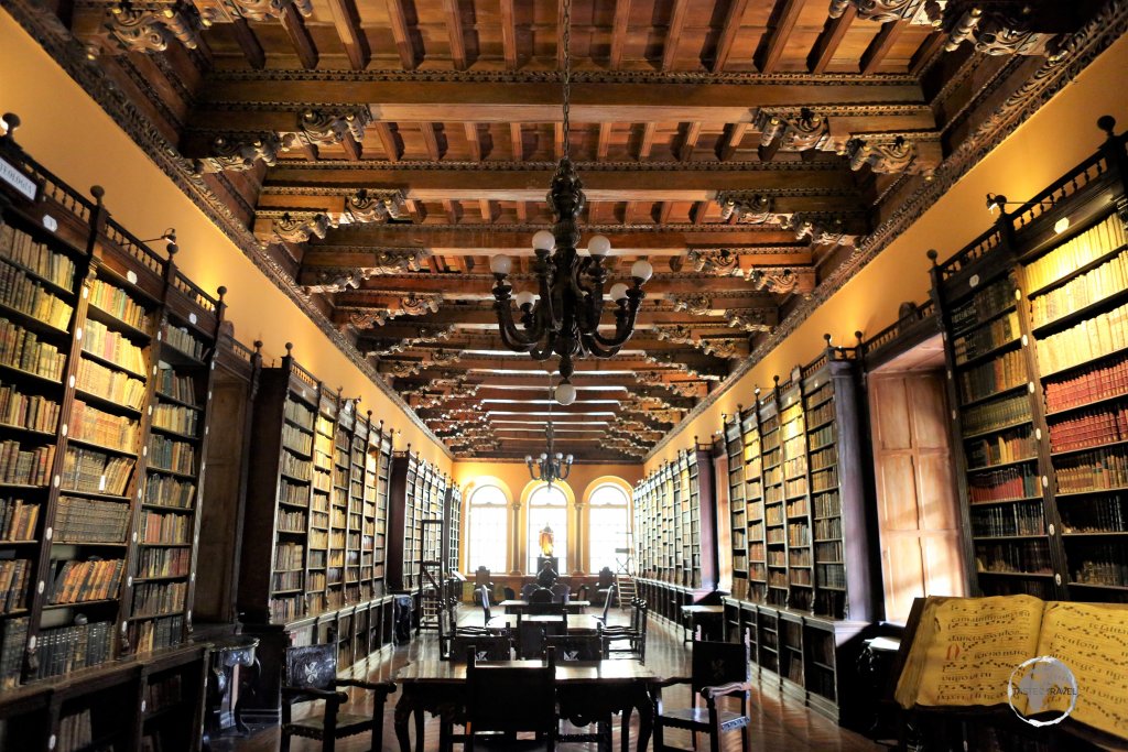 The historic library of the Basilica of Santo Domingo in Lima houses around 25,000 books, among them several bibliographical collections of great value, including numerous incunables.