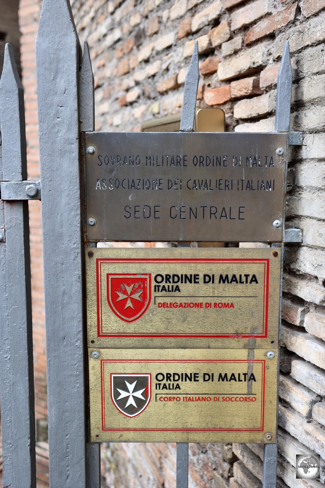 Plaques at the entrance to the Casa dei Cavalieri di Rodi.