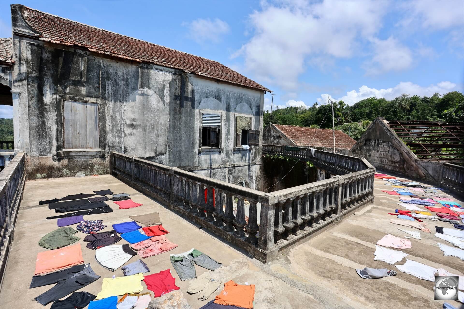 Laundry, laid out to dry on the 1st floor balcony of the abandoned Roça de Água Izé Hospital.