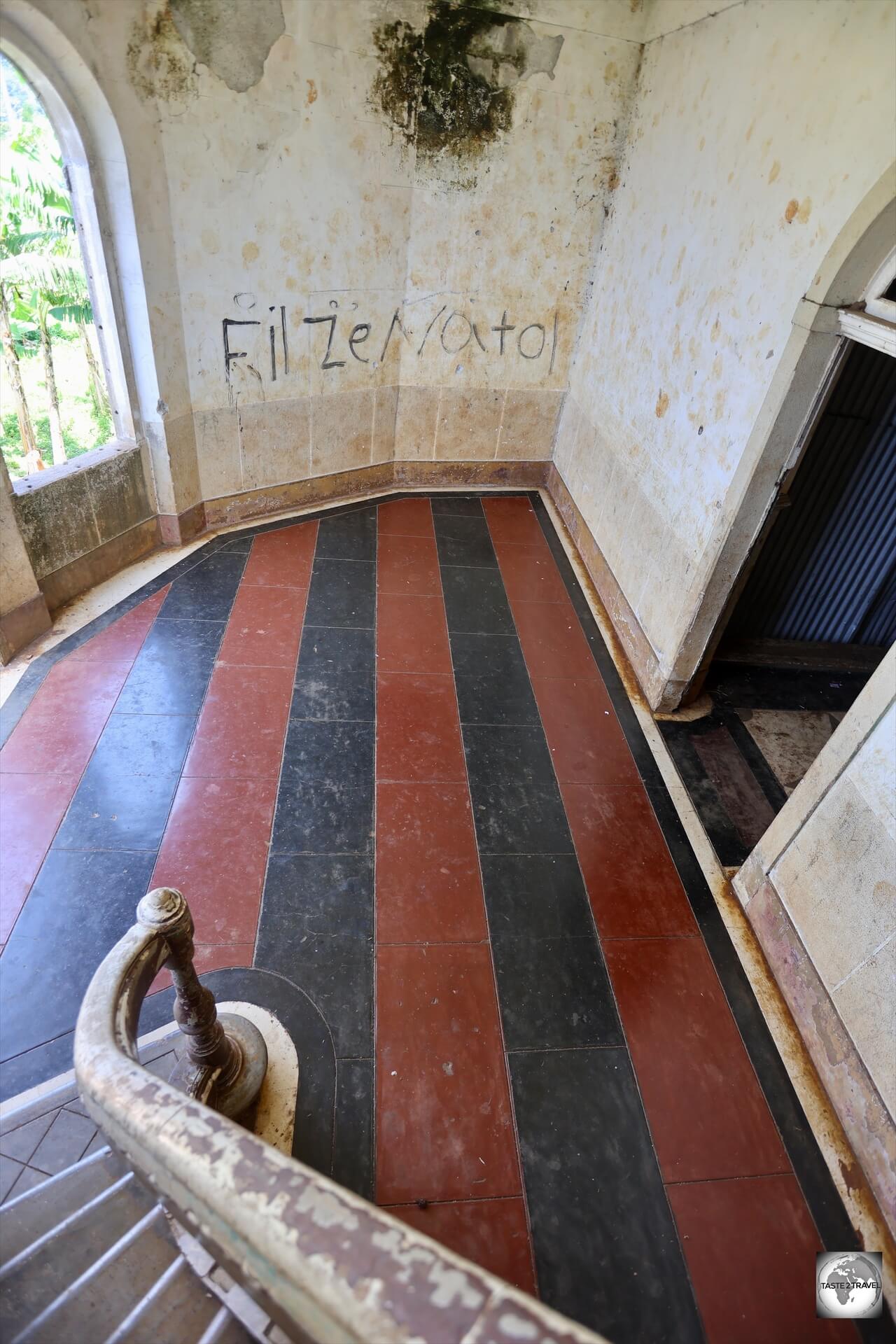 A view of the 1st floor staircase at the former Roça de Água Izé Hospital.