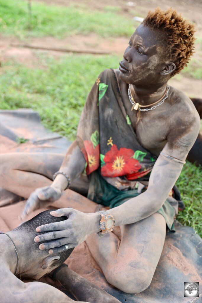 A Mundari beauty salon.