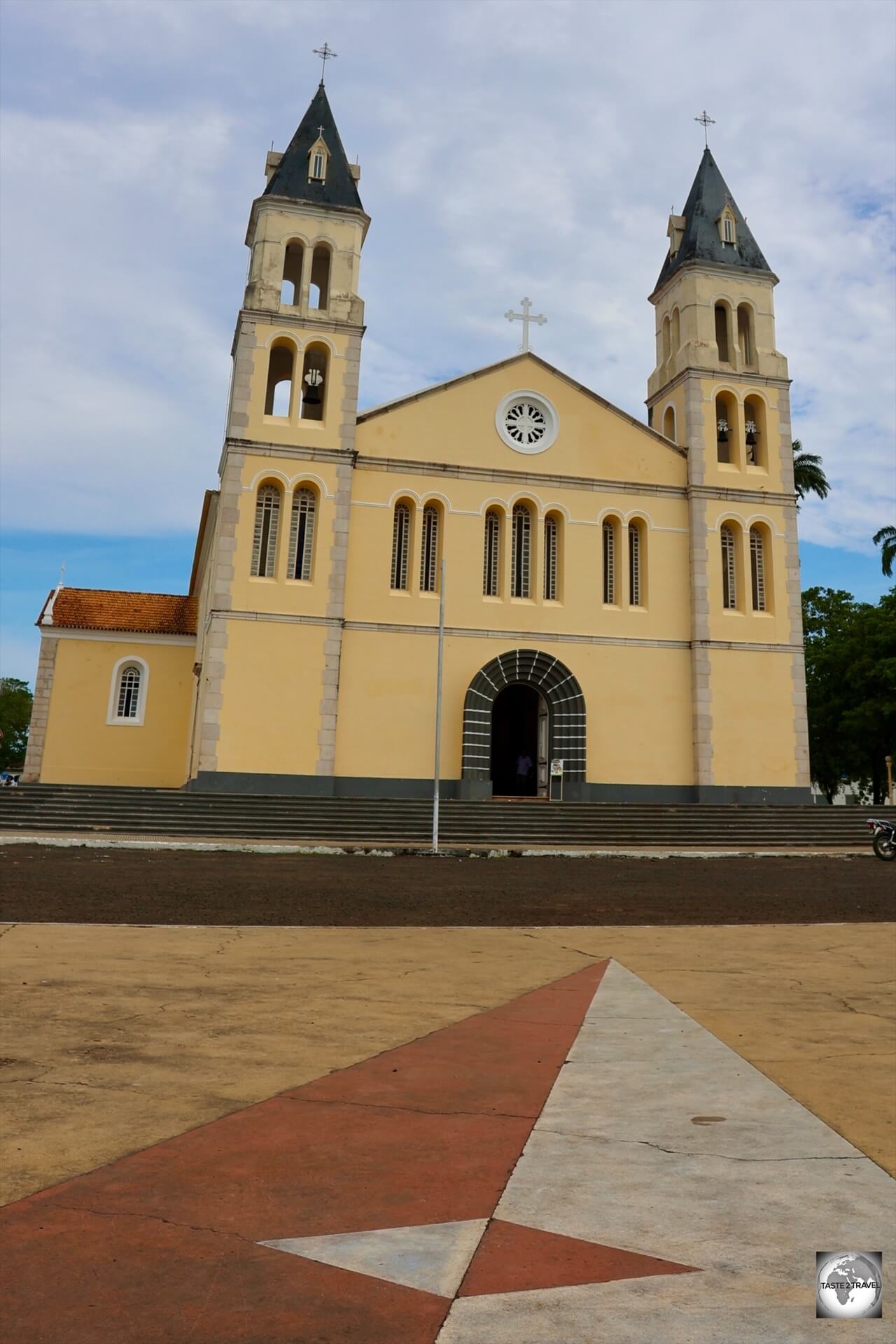 The Nossa Senhora da Graça Cathedral is located on <i>Praça do Povo</i> (People's Square) in the city centre.